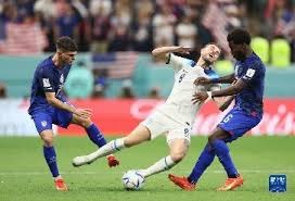 什么是博弈论中的“颤抖手均衡”？解析玩家由于手误摆错牌对全局的影响。（博弈论中的颤抖手均衡：玩家手滑误招如何左右全局？）