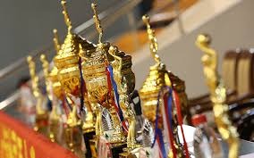 梅西赛前将球衣赠予安哥拉总统，总统回赠他一座纪念奖杯